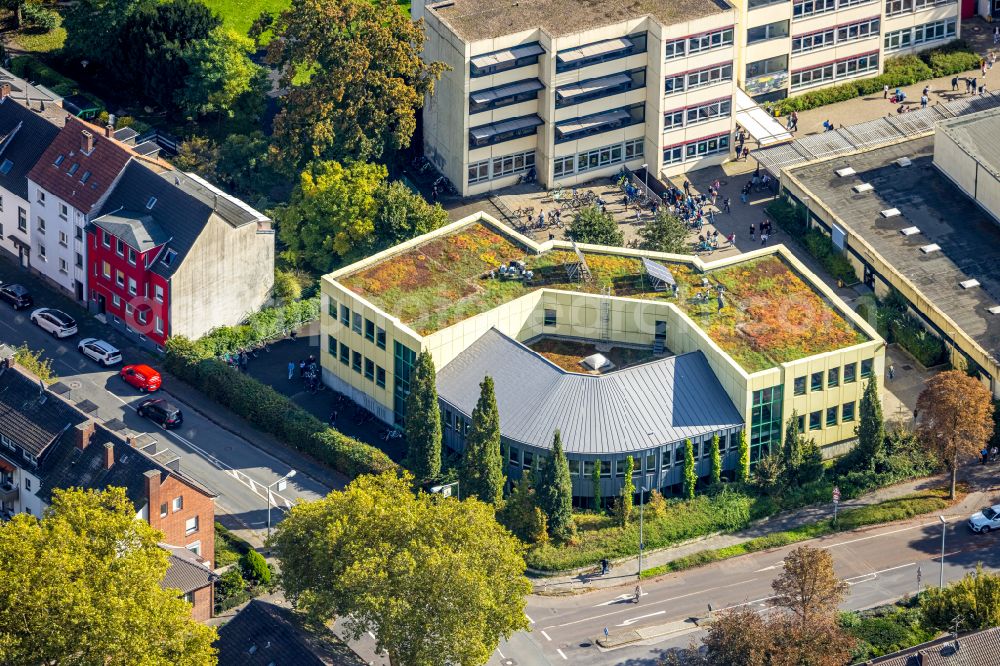 Aerial photograph Dinslaken - School building of the Theodor-Heuss-Gymnasium on Voerder Strasse in Dinslaken in the state North Rhine-Westphalia, Germany