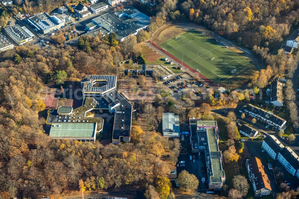 Aerial image Lüdenscheid - School building of the Theodor-Heuss-Realschule on Gustavstrasse in Luedenscheid in the state North Rhine-Westphalia, Germany