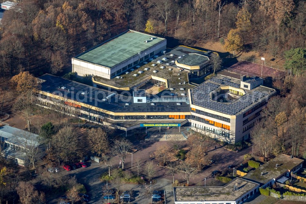 Aerial photograph Lüdenscheid - School building of the Theodor-Heuss-Realschule on Gustavstrasse in Luedenscheid in the state North Rhine-Westphalia, Germany