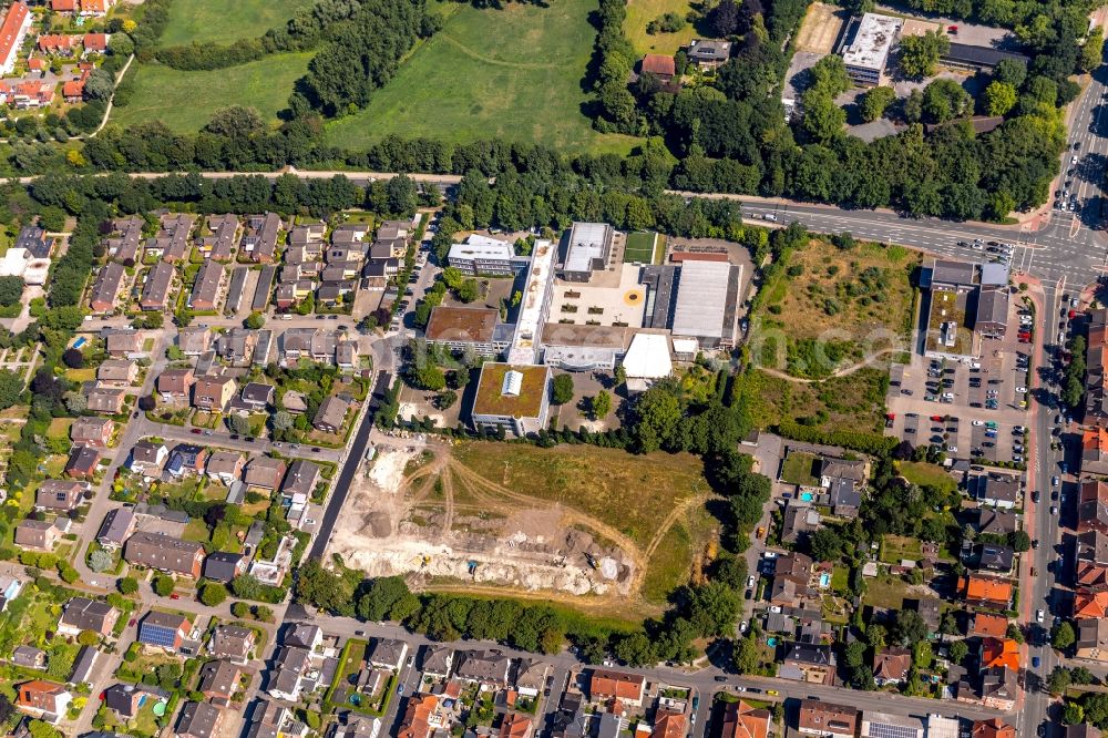 Aerial photograph Ahlen - School building of the Therese-Muensterteicher-Gesamtschule on street Sedanstrasse in Ahlen in the state North Rhine-Westphalia, Germany