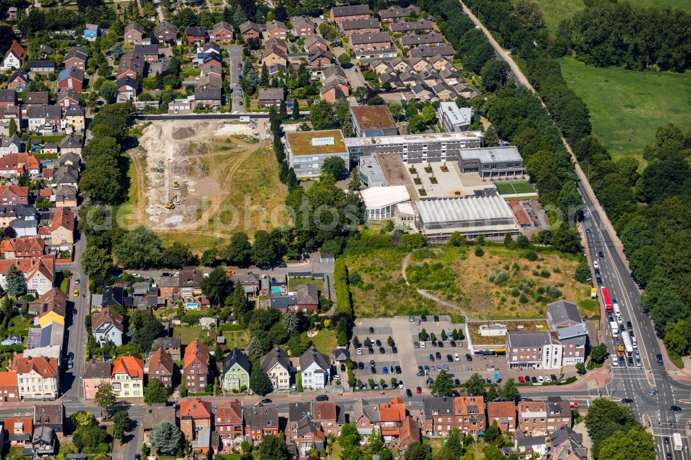 Aerial photograph Ahlen - School building of the Therese-Muensterteicher-Gesamtschule on street Sedanstrasse in Ahlen in the state North Rhine-Westphalia, Germany