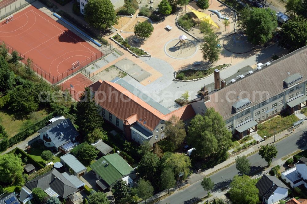 Aerial image Berlin - School building of the Ulmen-Grundschule in Berlin in Germany