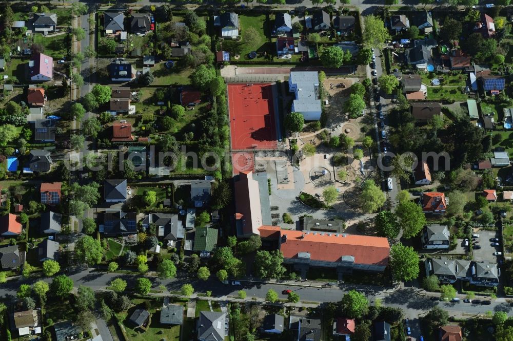 Berlin from the bird's eye view: School building of the Ulmen-Grundschule on Ulmenstrasse in the district Kaulsdorf in Berlin, Germany