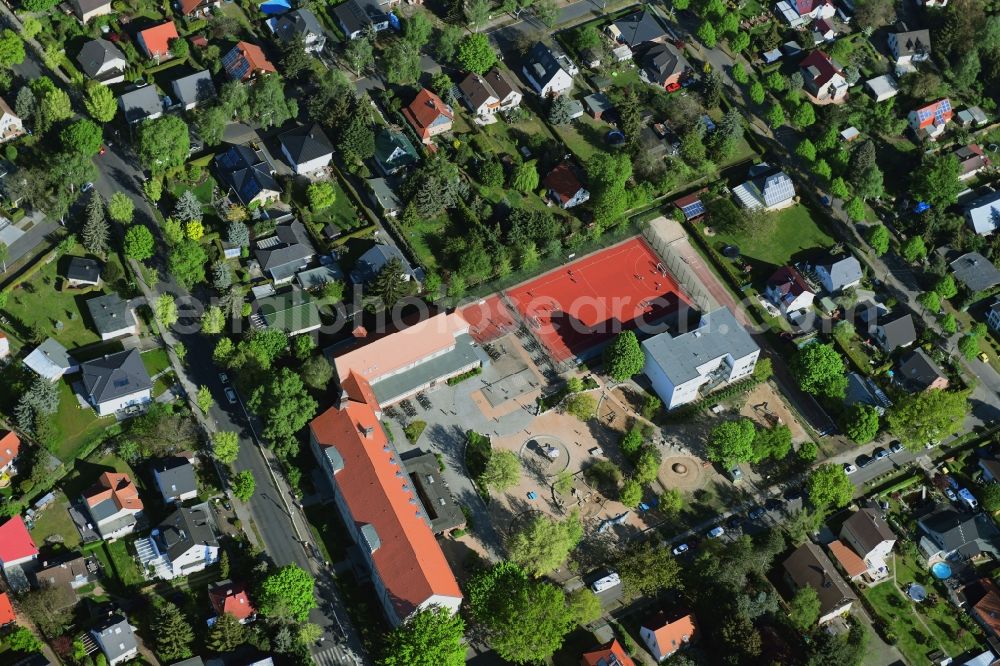 Aerial image Berlin - School building of the Ulmen-Grundschule on Ulmenstrasse in the district Kaulsdorf in Berlin, Germany