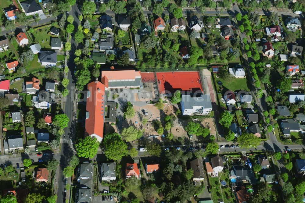 Aerial photograph Berlin - School building of the Ulmen-Grundschule on Ulmenstrasse in the district Kaulsdorf in Berlin, Germany