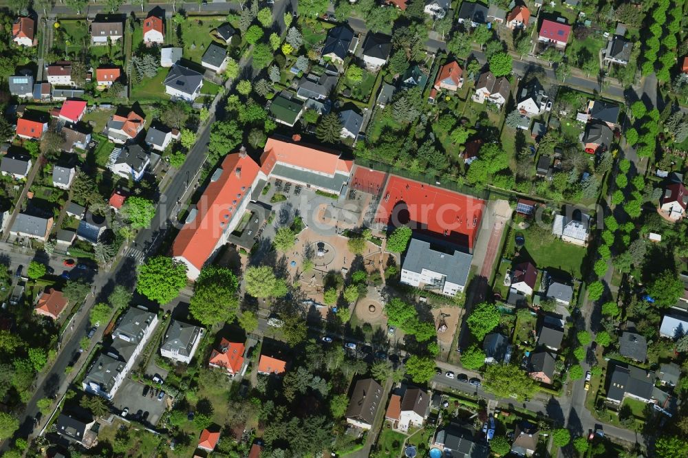 Berlin from above - School building of the Ulmen-Grundschule on Ulmenstrasse in the district Kaulsdorf in Berlin, Germany