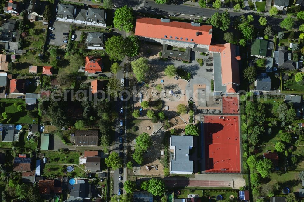 Berlin from the bird's eye view: School building of the Ulmen-Grundschule on Ulmenstrasse in the district Kaulsdorf in Berlin, Germany