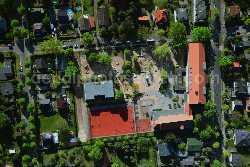 Aerial image Berlin - School building of the Ulmen-Grundschule on Ulmenstrasse in the district Kaulsdorf in Berlin, Germany