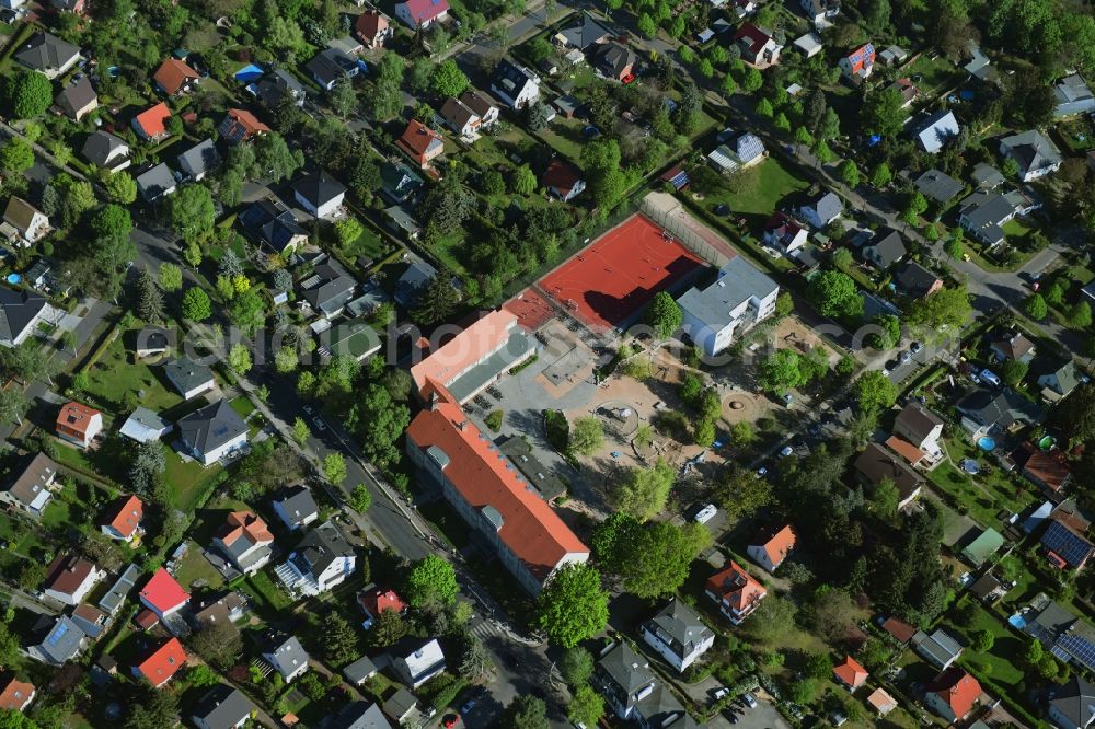 Aerial photograph Berlin - School building of the Ulmen-Grundschule on Ulmenstrasse in the district Kaulsdorf in Berlin, Germany