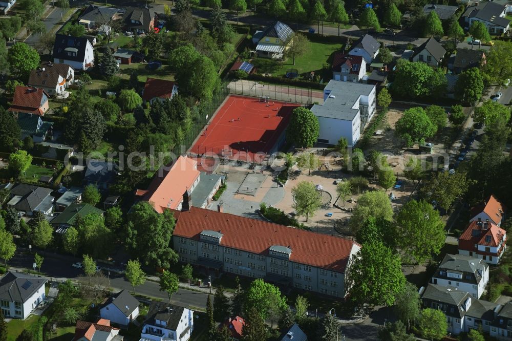 Berlin from above - School building of the Ulmen-Grundschule on Ulmenstrasse in the district Kaulsdorf in Berlin, Germany