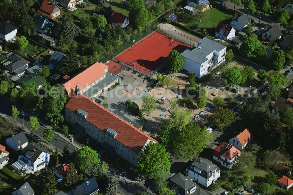 Berlin from the bird's eye view: School building of the Ulmen-Grundschule on Ulmenstrasse in the district Kaulsdorf in Berlin, Germany