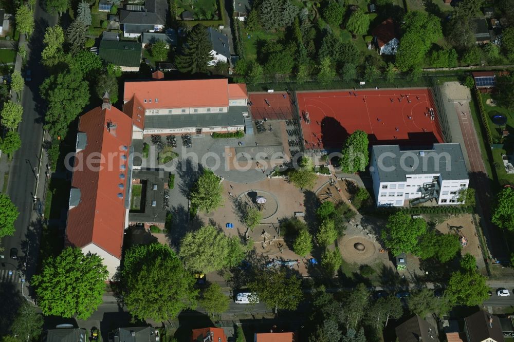 Aerial image Berlin - School building of the Ulmen-Grundschule on Ulmenstrasse in the district Kaulsdorf in Berlin, Germany