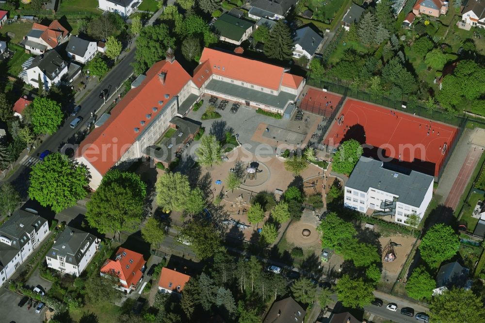 Aerial photograph Berlin - School building of the Ulmen-Grundschule on Ulmenstrasse in the district Kaulsdorf in Berlin, Germany