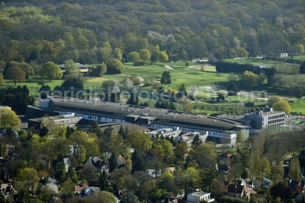 Vaucresson from the bird's eye view: School building on Avenue le Notre in Vaucresson in Ile-de-France, France