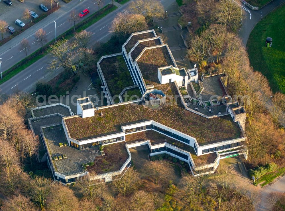 Mülheim an der Ruhr from the bird's eye view: School building of the VHS Heinrich-Thoene-Volkshochschule an der Bergstrasse in Muelheim on the Ruhr in the state North Rhine-Westphalia