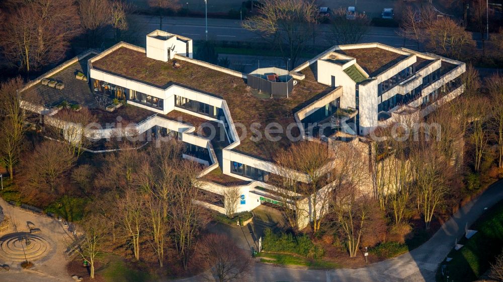 Aerial image Mülheim an der Ruhr - School building of the VHS Heinrich-Thoene-Volkshochschule an der Bergstrasse in Muelheim on the Ruhr in the state North Rhine-Westphalia