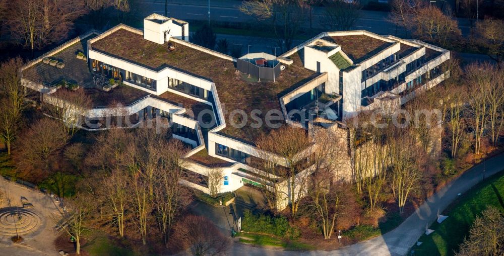 Aerial photograph Mülheim an der Ruhr - School building of the VHS Heinrich-Thoene-Volkshochschule an der Bergstrasse in Muelheim on the Ruhr in the state North Rhine-Westphalia