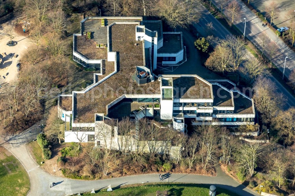 Mülheim an der Ruhr from the bird's eye view: School building of the VHS Heinrich-Thoene-Volkshochschule an der Bergstrasse in Muelheim on the Ruhr in the state North Rhine-Westphalia