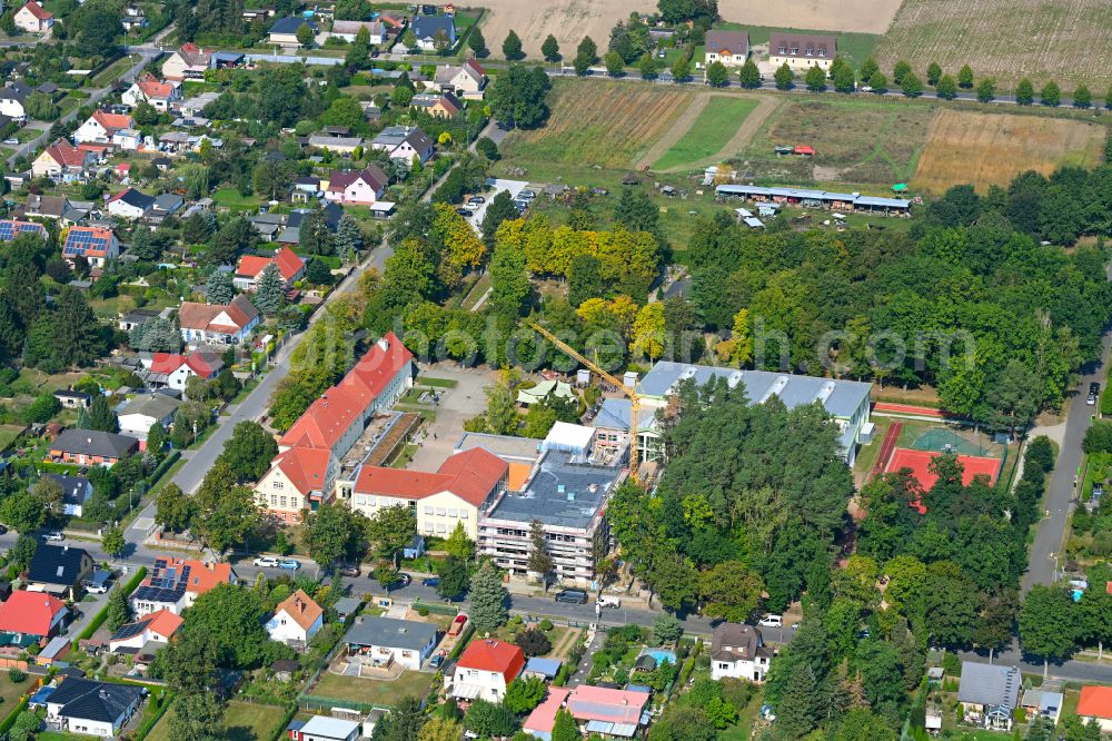 Aerial image Fredersdorf-Vogelsdorf - School building of the Vier-Jahreszeiten Grundschule on street Posentsche Strasse in Fredersdorf-Vogelsdorf in the state Brandenburg, Germany