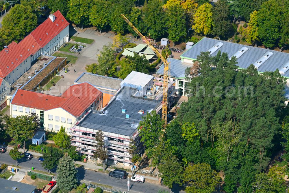 Aerial photograph Fredersdorf-Vogelsdorf - School building of the Vier-Jahreszeiten Grundschule on street Posentsche Strasse in Fredersdorf-Vogelsdorf in the state Brandenburg, Germany