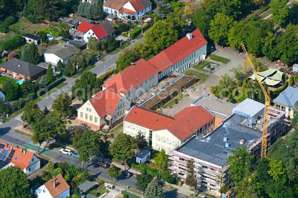 Fredersdorf-Vogelsdorf from above - School building of the Vier-Jahreszeiten Grundschule on street Posentsche Strasse in Fredersdorf-Vogelsdorf in the state Brandenburg, Germany