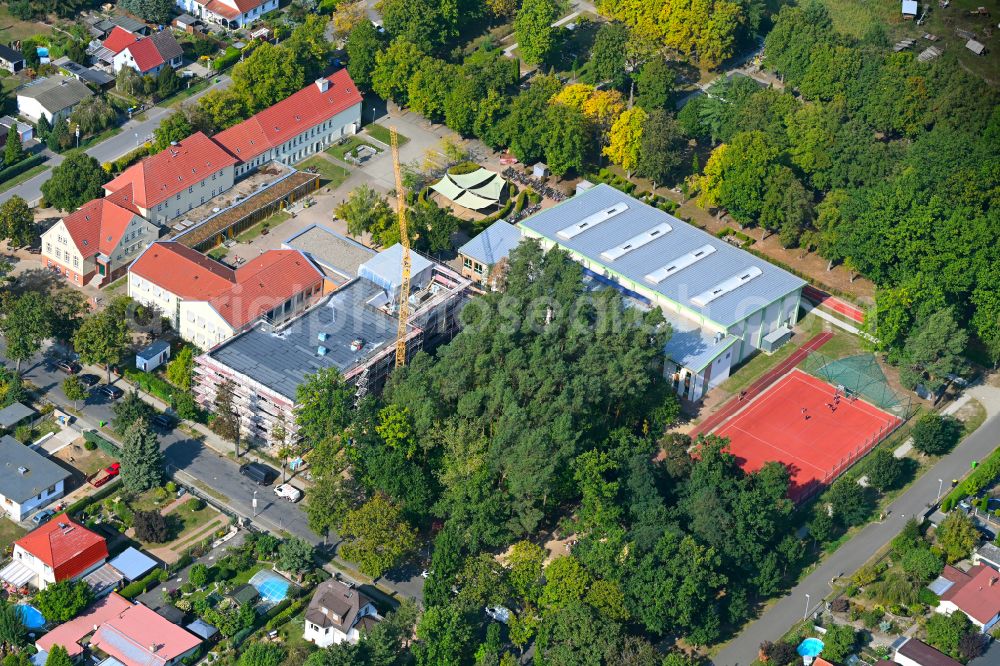 Fredersdorf-Vogelsdorf from the bird's eye view: School building of the Vier-Jahreszeiten Grundschule on street Posentsche Strasse in Fredersdorf-Vogelsdorf in the state Brandenburg, Germany