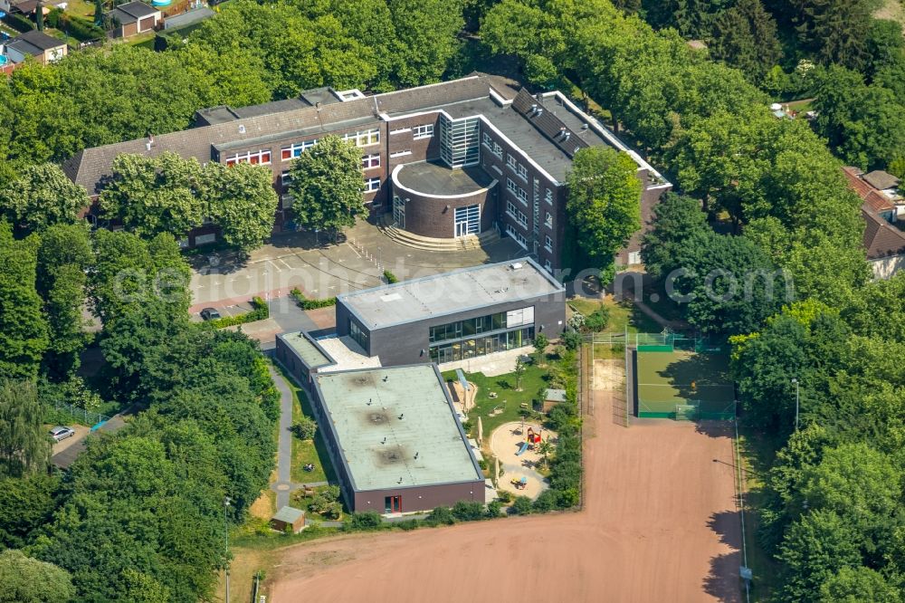 Aerial image Kamp-Lintfort - School building of the Volkshochschule on Vinnstrasse in Kamp-Lintfort in the state North Rhine-Westphalia, Germany