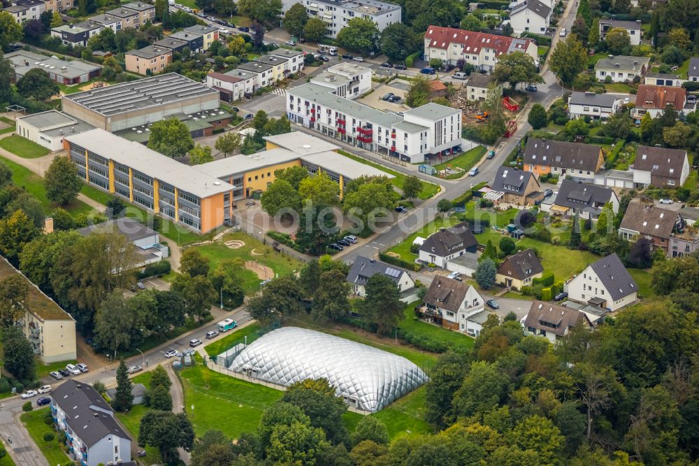 Witten from above - School building of the Vormholzer Grundschule in Witten in the state North Rhine-Westphalia, Germany