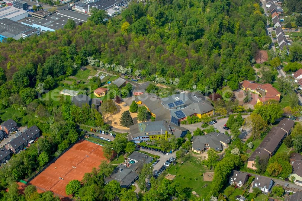 Aerial photograph Mülheim an der Ruhr - School building of the Waldorfschule Muelheim-Ruhr on Blumendeller Strasse in Muelheim on the Ruhr in the state North Rhine-Westphalia