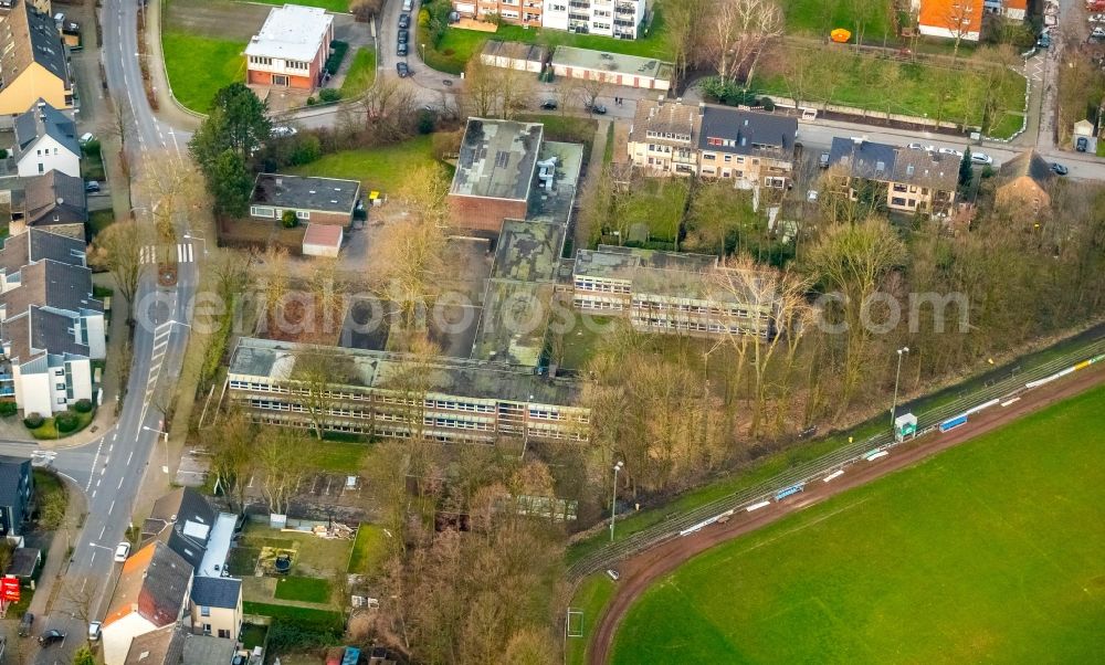 Aerial photograph Gladbeck - School building of the Willy Brandt Schule in of Feldhauser Strasse in Gladbeck in the state North Rhine-Westphalia, Germany