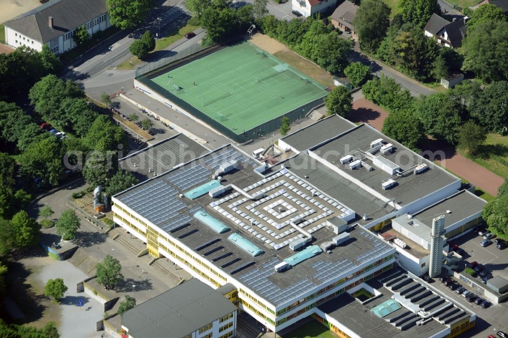 Aerial image Fröndenberg/Ruhr - School grounds and buildings of the comprehensive school in Froendenberg/Ruhr in the state of North Rhine-Westphalia. A tennis court is located next to the large school building. The compound is located in the North of the town in the Unna county district