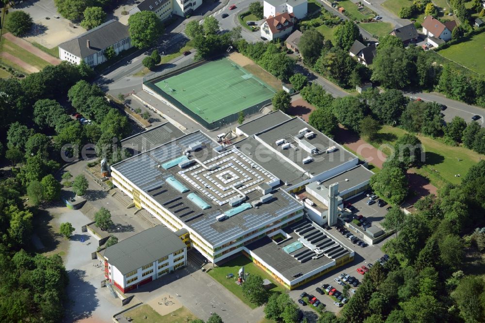 Aerial photograph Fröndenberg/Ruhr - School grounds and buildings of the comprehensive school in Froendenberg/Ruhr in the state of North Rhine-Westphalia. A tennis court is located next to the large school building. The compound is located in the North of the town in the Unna county district