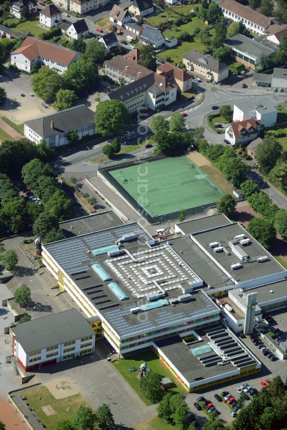 Fröndenberg/Ruhr from above - School grounds and buildings of the comprehensive school in Froendenberg/Ruhr in the state of North Rhine-Westphalia. A tennis court is located next to the large school building. The compound is located in the North of the town in the Unna county district