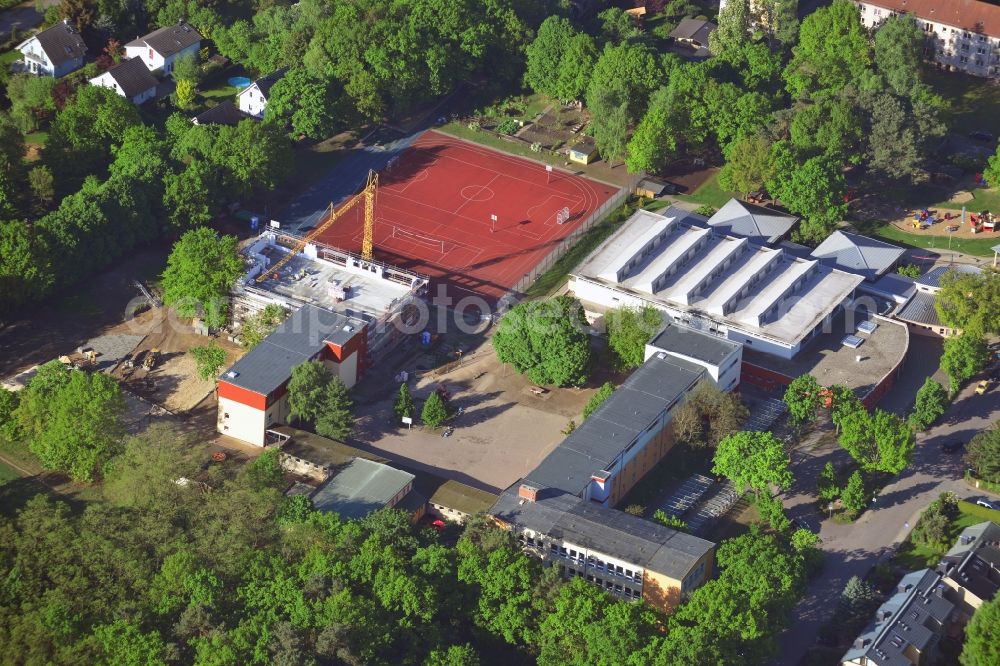 Aerial photograph Stahnsdorf - School grounds and buildings of the Primary school Heinrich Zille in Stahnsdorf in the state Brandenburg