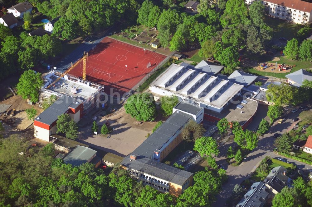 Stahnsdorf from above - School grounds and buildings of the Primary school Heinrich Zille in Stahnsdorf in the state Brandenburg