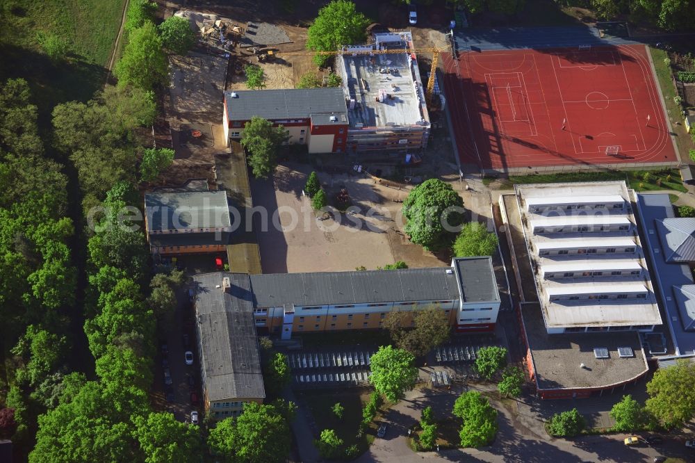 Stahnsdorf from the bird's eye view: School grounds and buildings of the Primary school Heinrich Zille in Stahnsdorf in the state Brandenburg