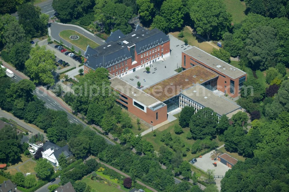 Ahlen from the bird's eye view: School grounds and buildings of the secondary school and vocational college in Ahlen in the state North Rhine-Westphalia. The compound consists of a historic building with a park and a modern building behind it. It is surrounded by forest and trees and is located in the North of Ahlen