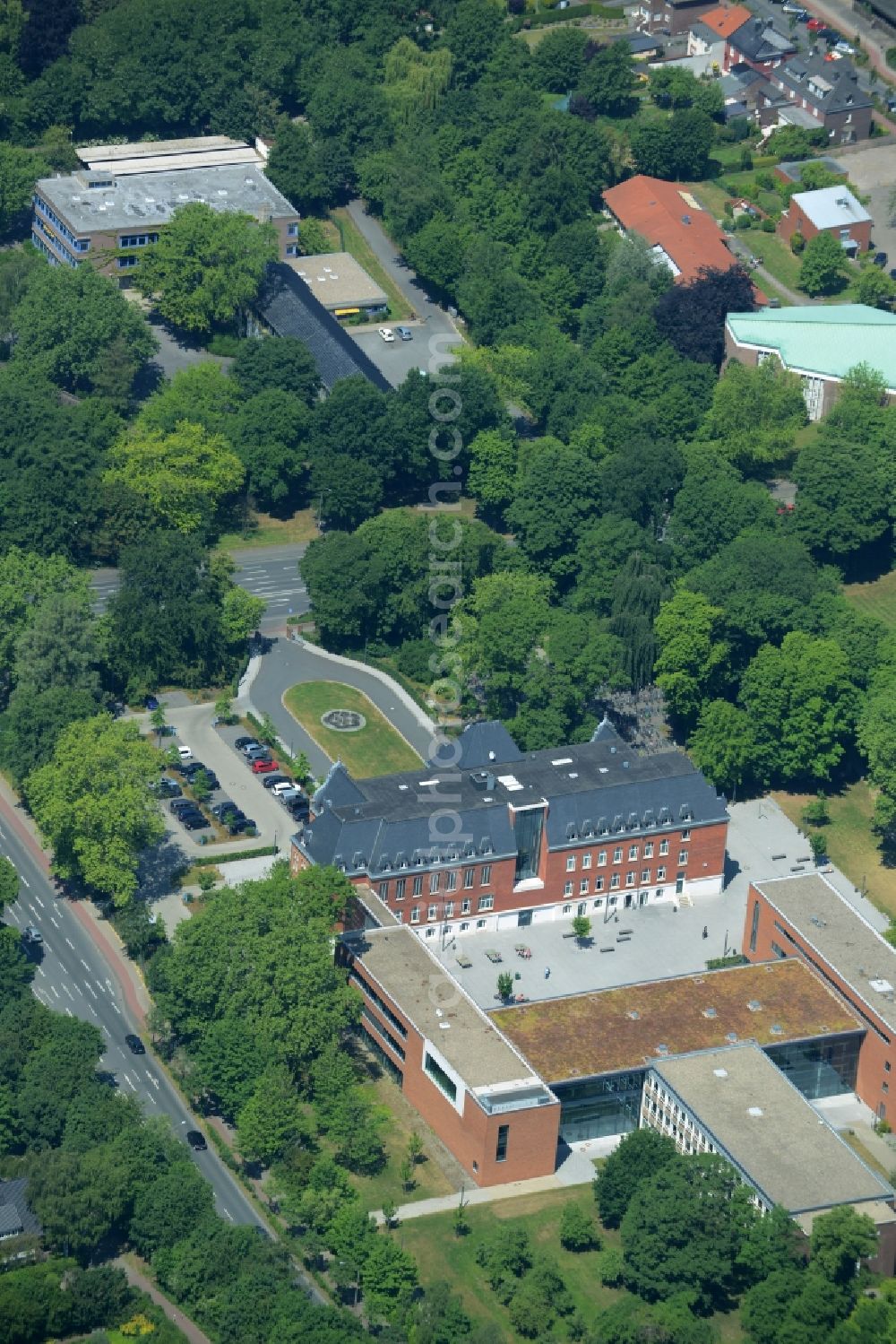 Aerial image Ahlen - School grounds and buildings of the secondary school and vocational college in Ahlen in the state North Rhine-Westphalia. The compound consists of a historic building with a park and a modern building behind it. It is surrounded by forest and trees and is located in the North of Ahlen