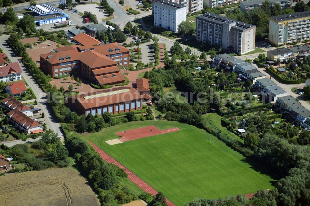 Teterow from the bird's eye view: School grounds and buildings of the Gymnasiums - Europaschule Teterow with following sports field in Teterow in the state Mecklenburg - Western Pomerania