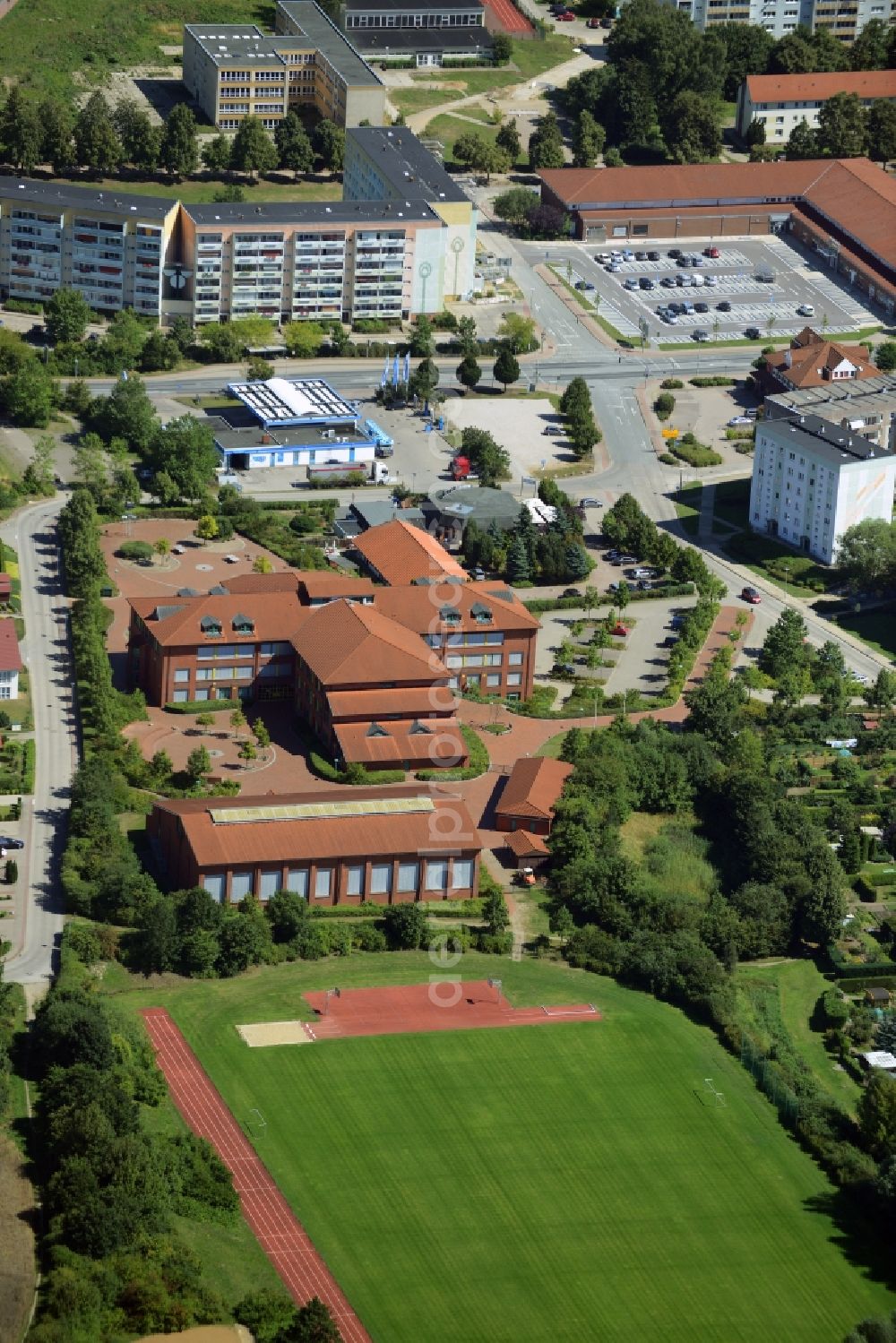 Aerial image Teterow - School grounds and buildings of the Gymnasiums - Europaschule Teterow with following sports field in Teterow in the state Mecklenburg - Western Pomerania