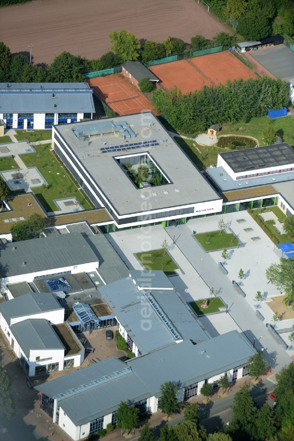 Aerial photograph Empelde - School grounds and buildings of the Marie Curie Schule in Empelde in the state Lower Saxony