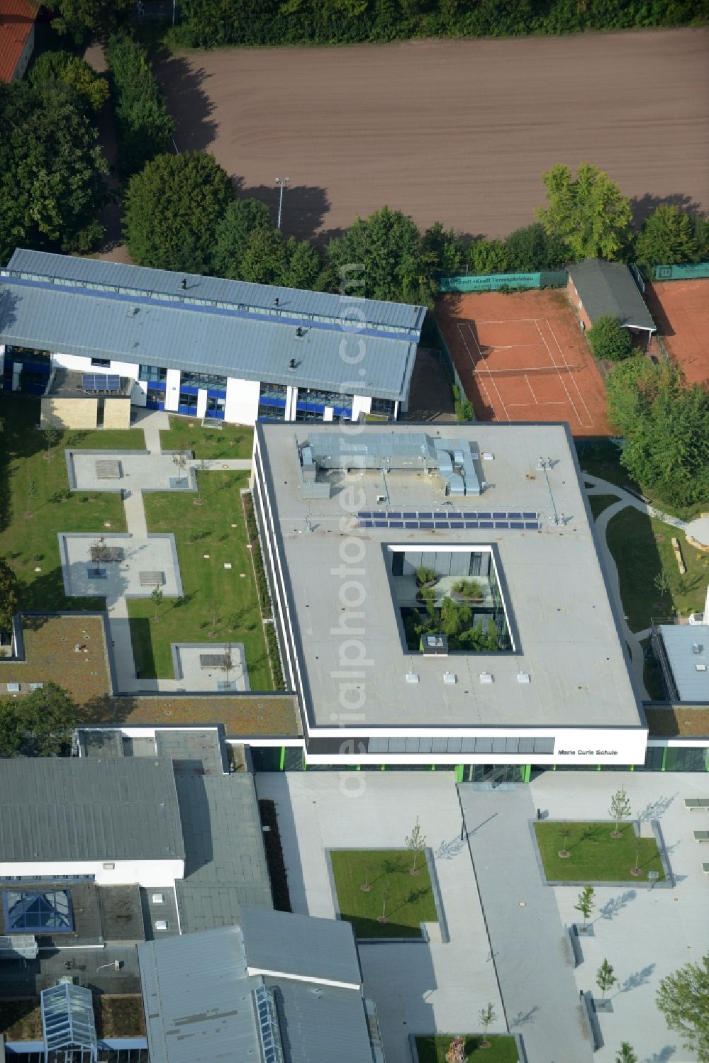 Empelde from the bird's eye view: School grounds and buildings of the Marie Curie Schule in Empelde in the state Lower Saxony