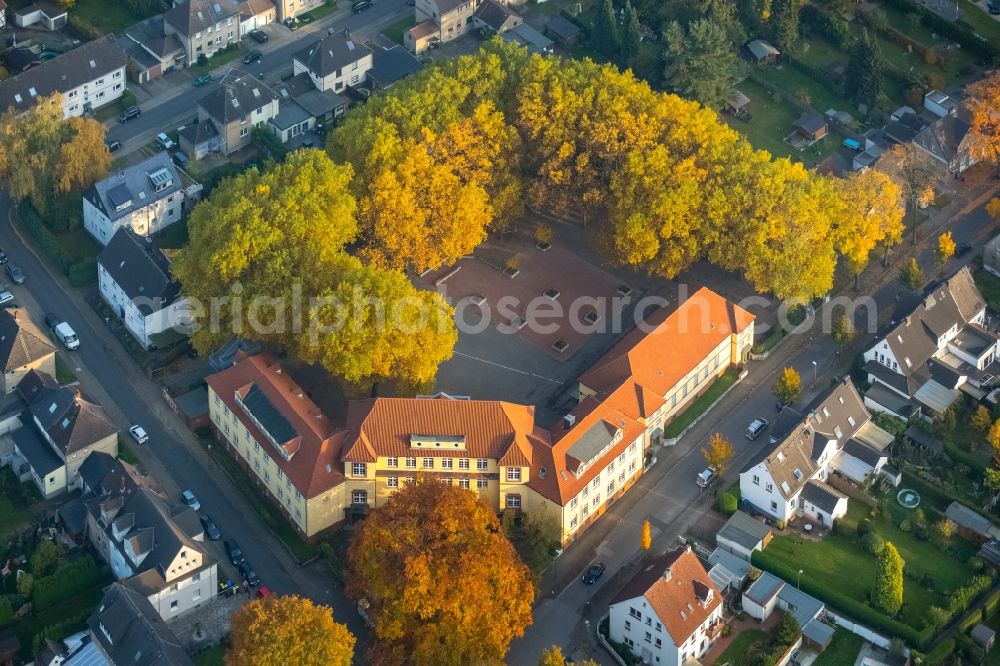 Aerial image Gladbeck - School grounds and buildings of the autumnal Pestalozzi-School in Gladbeck in the state of North Rhine-Westphalia