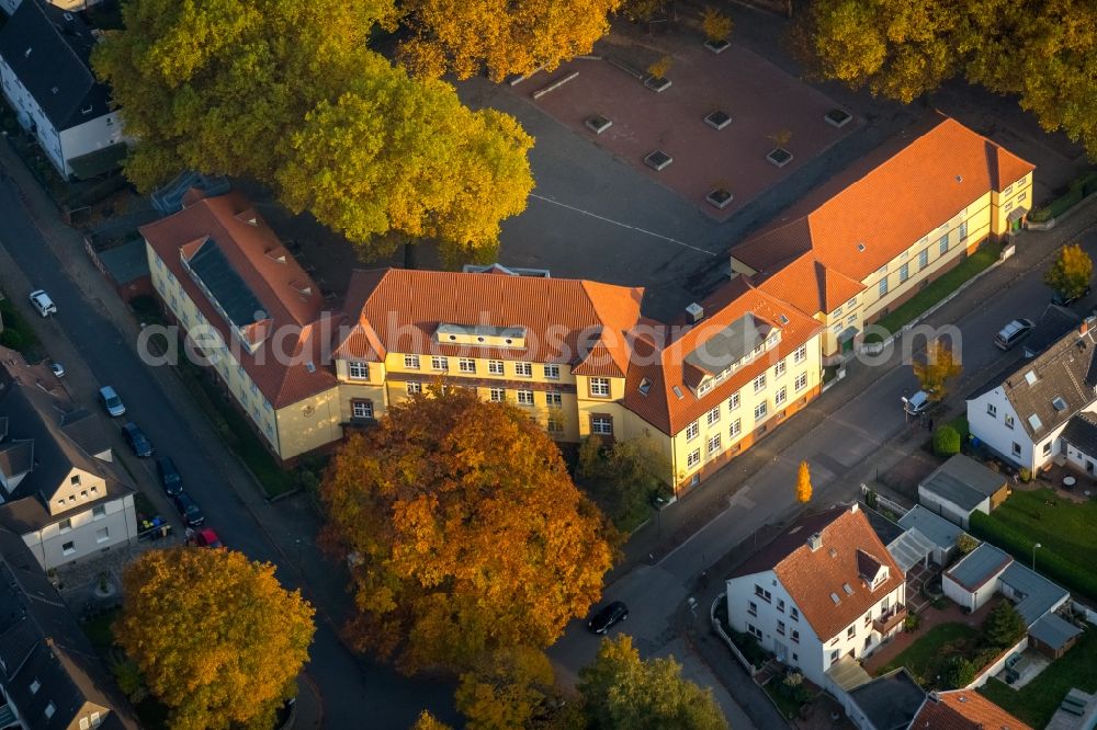 Aerial photograph Gladbeck - School grounds and buildings of the autumnal Pestalozzi-School in Gladbeck in the state of North Rhine-Westphalia