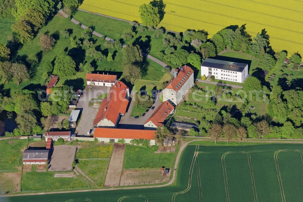 München from the bird's eye view: School grounds and building complex of the Wolfgang Gerbere Realschule Gut Warnberg in Munich in the state of Bavaria