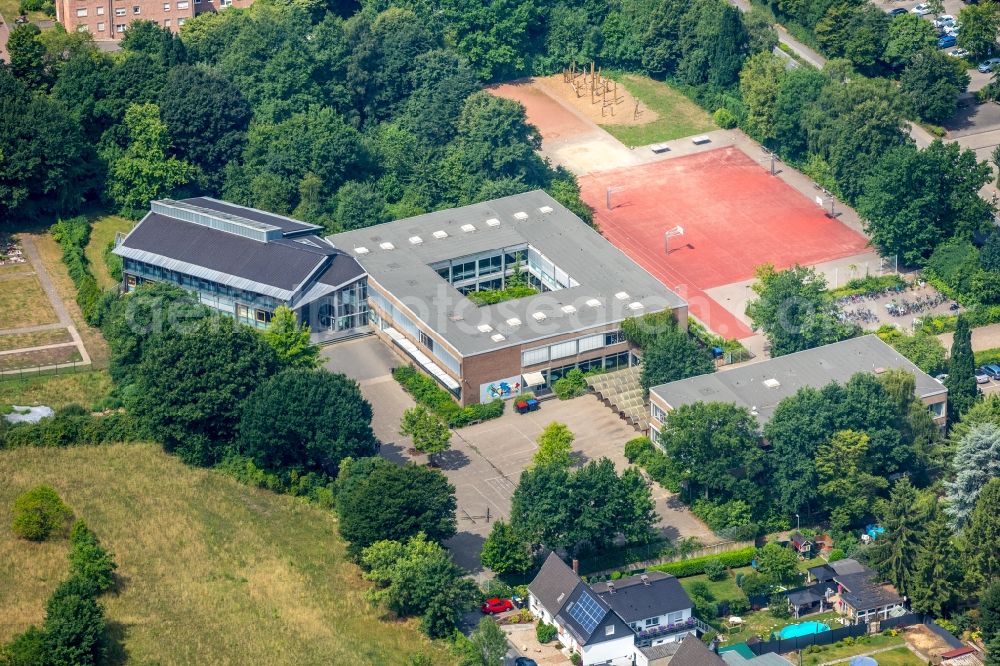 Aerial photograph Dinslaken - School grounds and buildings of the Realschule in Gustav-Heinemann-Schulzentrum in Dinslaken in the state North Rhine-Westphalia, Germany