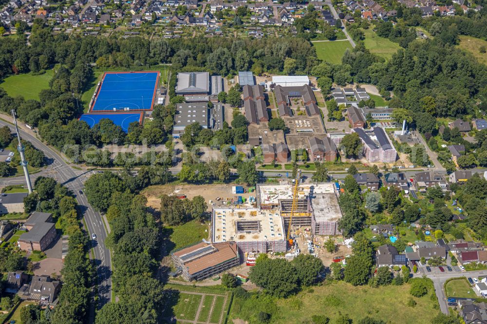 Dinslaken from the bird's eye view: New school grounds and building complex of the secondary school in the Gustav-Heinemann school center in Dinslaken in the federal state of North Rhine-Westphalia - NRW, Germany