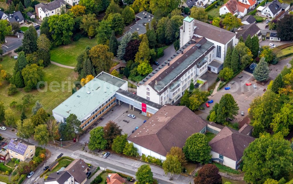 Menden (Sauerland) from the bird's eye view: School grounds and buildings of the Walburgisgymnasium Walburgisrealschule on Schwitter Weg in Menden (Sauerland) in the state North Rhine-Westphalia, Germany