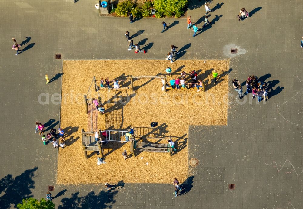 Aerial image Bünde - School area and playground of the Gesamtschule Erich-Kaestner in Buende in the state North Rhine-Westphalia