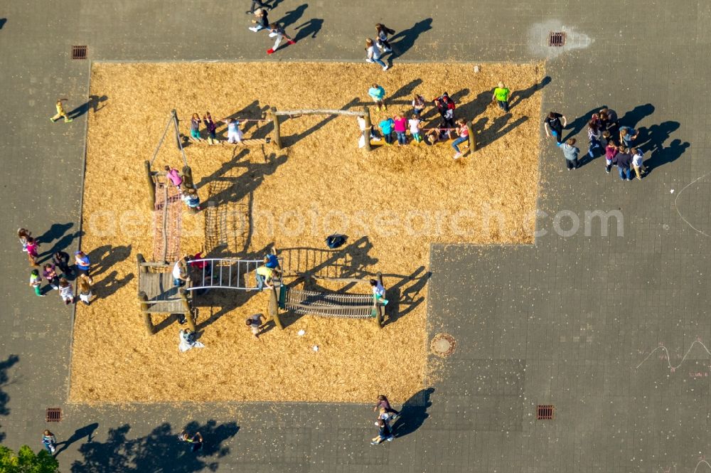 Aerial photograph Bünde - School area and playground of the Gesamtschule Erich-Kaestner in Buende in the state North Rhine-Westphalia